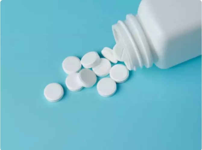 Ai dễ bị dị ứng với aspirin: Một số người dễ bị dị ứng với aspirin, dẫn đến các triệu chứng như nổi mề đay, sưng tấy hoặc khó thở. Nếu bạn gặp bất kỳ dấu hiệu nào của phản ứng dị ứng, hãy tìm kiếm sự chăm sóc y tế ngay lập tức.