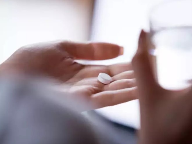 Nó có thể tương tác với các loại thuốc khác: Aspirin có thể tương tác với các loại thuốc khác, bao gồm thuốc làm loãng máu, thuốc giảm đau nhất định và một số chất bổ sung thảo dược. Thông báo cho bác sĩ về tất cả các loại thuốc và chất bổ sung bạn đang dùng để ngăn ngừa các tương tác tiềm ẩn.