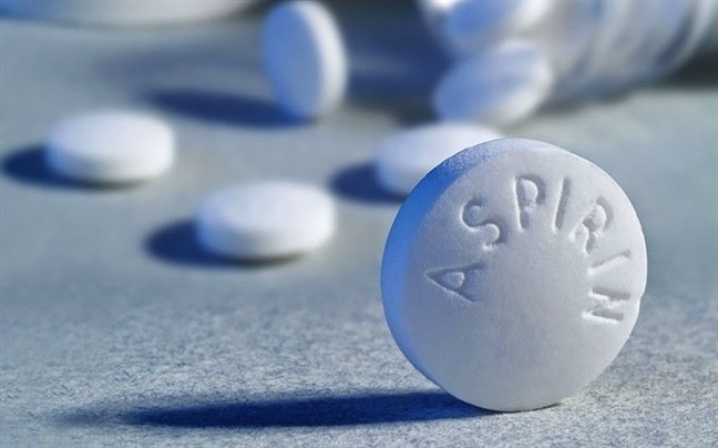 Không bao giờ nên kết hợp aspirin với rượu: Kết hợp aspirin với rượu có thể làm tăng nguy cơ kích ứng dạ dày và chảy máu. Tốt nhất nên tránh uống rượu khi dùng aspirin hoặc bất kỳ NSAID nào.