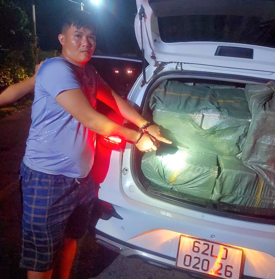 Cao Hoan Xuồng cùng tang vật (ảnh TC)