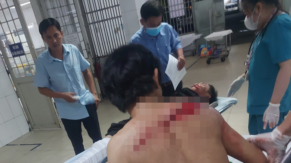 Tài xế xe ôm bị thương được đưa đi cấp cứu (Ảnh: ĐC).