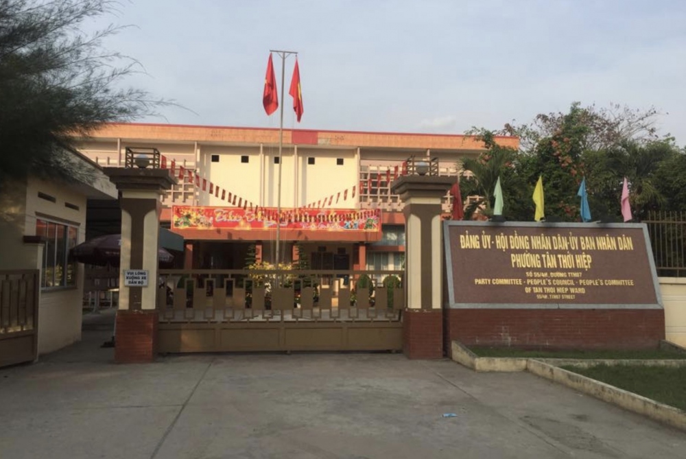 Đại diện UBND phường Tân Thới Hiệp xác nhận vụ việc (Ảnh: L.Y)