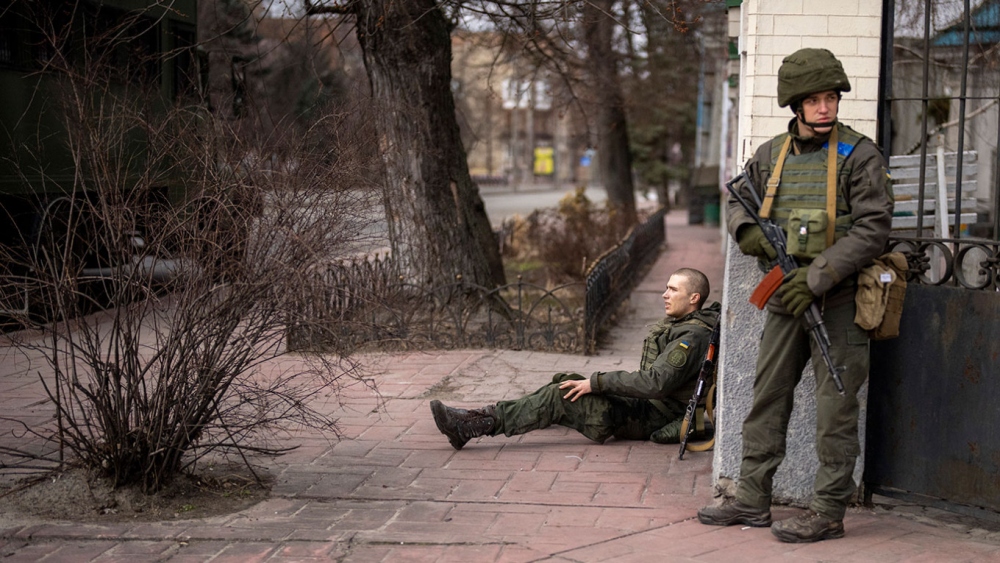 Quân đội Ukraine đang phải đối mặt với tình trạng thiếu nhân sự trầm trọng (Ảnh: AP)