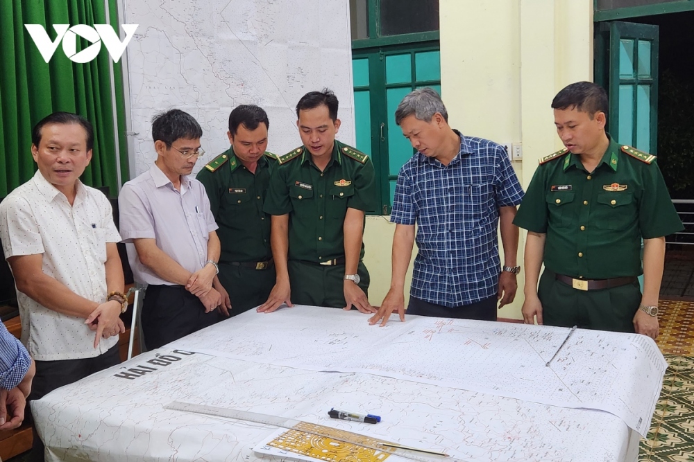 Ông Hồ Quang Bửu, Phó Chủ tịch tỉnh Quảng Nam( áo ca rô) chỉ đạo tìm kiếm 13 nạn nhân mất tích