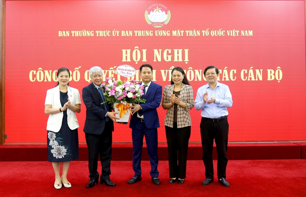 Lãnh đạo Đảng đoàn, Ban Thường trực tặng hoa chúc mừng tân Tổng biên tập Tạp chí Mặt trận.