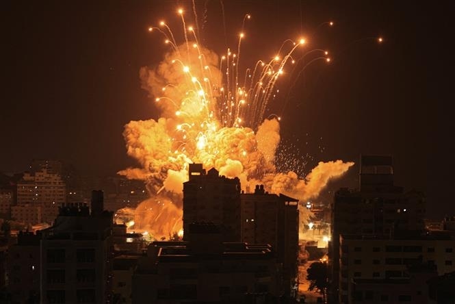 Tên lửa phát nổ trong cuộc không kích của quân đội Israel xuống Dải Gaza ngày 8/10/2023. Ảnh: AFP