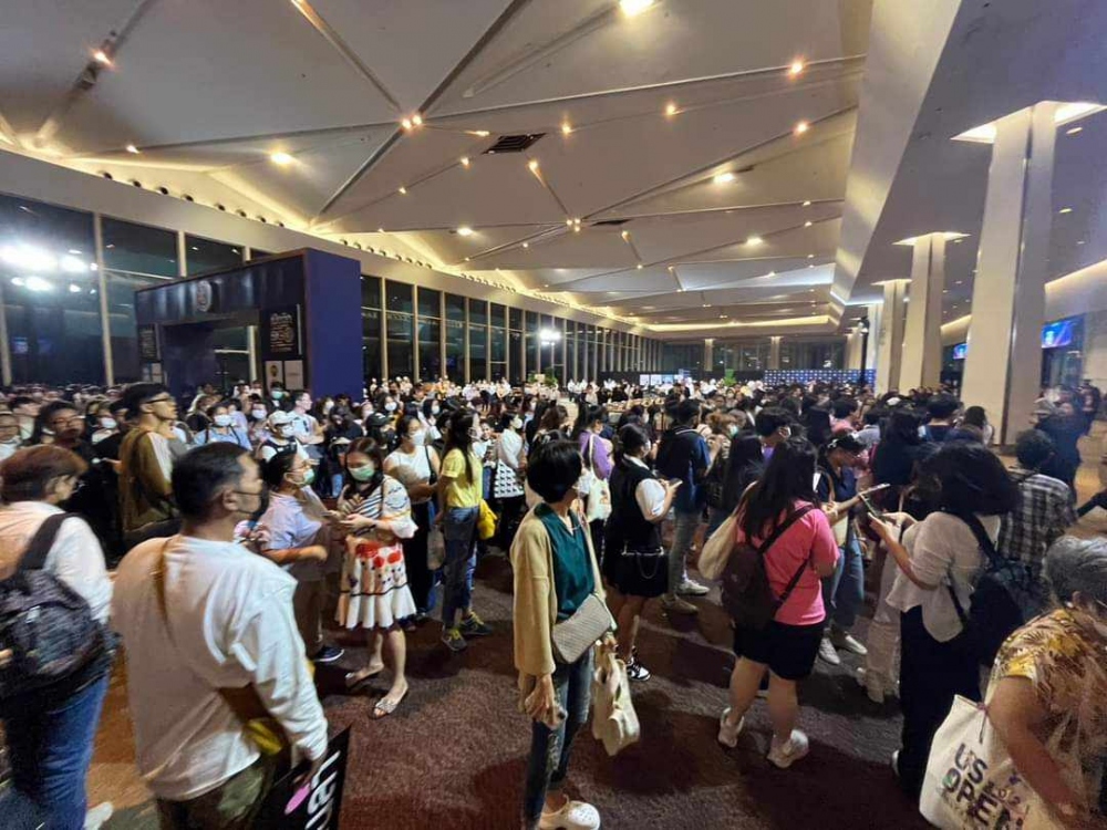 Người dân tháo chạy khỏi trung tâm thương mại Siam Paragon chiều 3/10/2023. Ảnh: Thairath