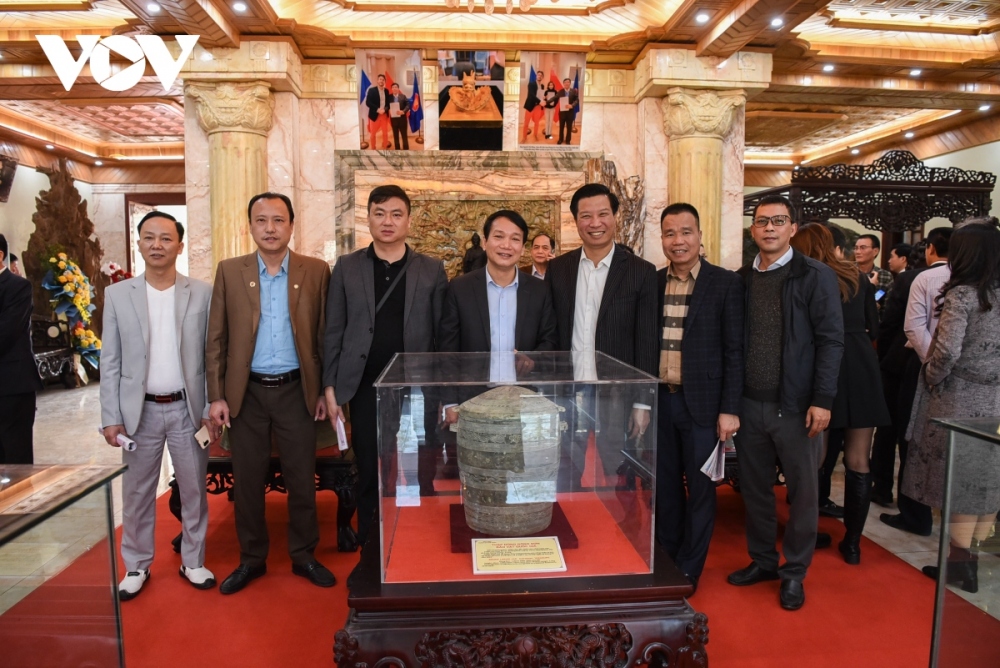 Du khách đến chiêm ngưỡng Thạp đồng văn hóa Đông Sơn tại Bảo tàng tư nhân Hoàng gia Nam Hồng (TP Từ Sơn, tỉnh Bắc Ninh).