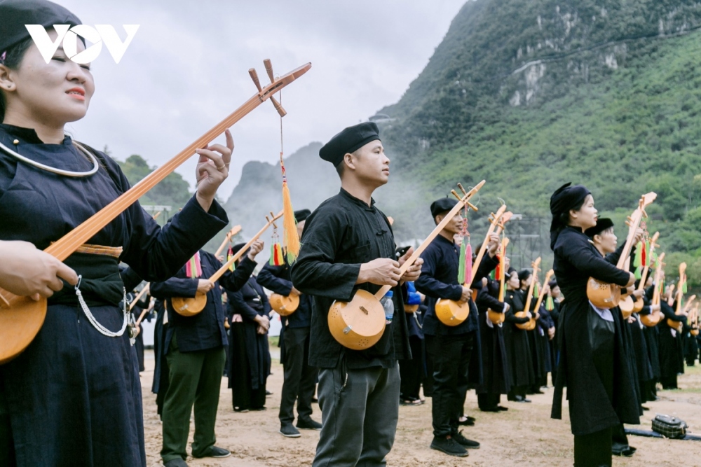 The Tay and Nung ethnic people join in the largest performance of Then singing.