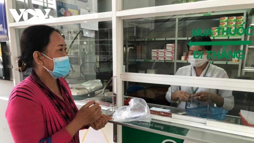 Bệnh nhân khám BHYT gặp khó khi bệnh viện thiếu thuốc.