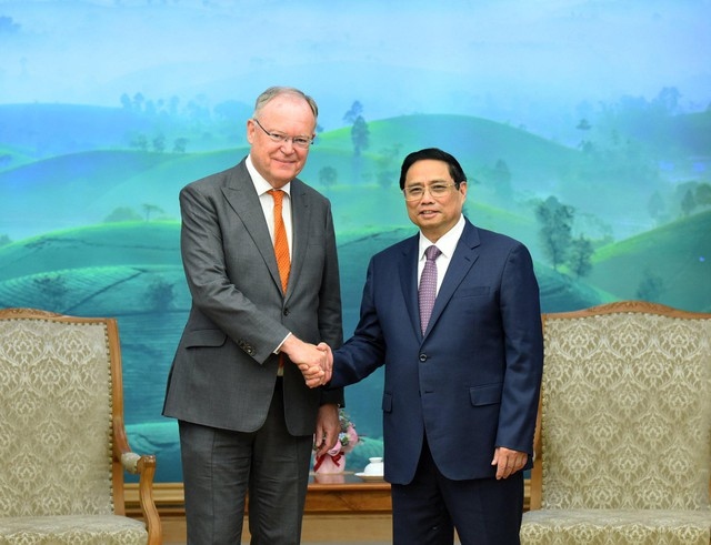 Thủ tướng Phạm Minh Chính và ông Stephan Weil, Thủ hiến bang Hạ Saxony của Đức. Ảnh: VGP/Nhật Bắc