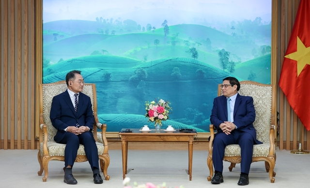 Thủ tướng khẳng định, Việt Nam đang nghiên cứu, xây dựng chiến lược phát triển, đề án phát triển nguồn nhân lực cùng với thể chế, chính sách, cơ chế phù hợp để thu hút các doanh nghiệp sản xuất, thiết kế bán dẫn hàng đầu của thế giới, trong đó có Hoa Kỳ và Hàn Quốc vào Việt Nam - Ảnh: VGP/Nhật Bắc