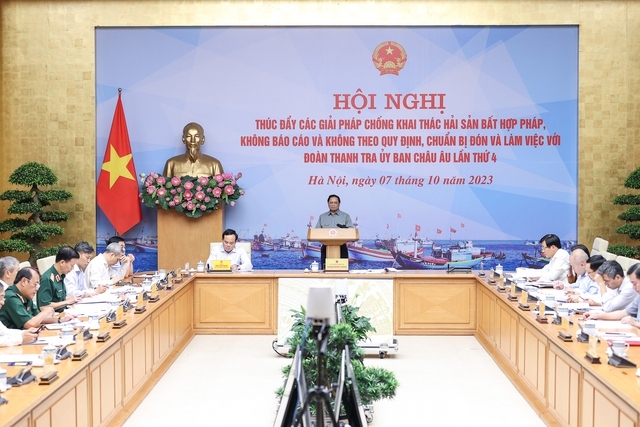 Thủ tướng Chính phủ Phạm Minh Chính giao Bộ Quốc phòng chủ trì, phối hợp các tỉnh, thành phố trực thuộc trung ương ven biển và các ban, bộ, ngành có liên quan tập trung thực hiện các biện pháp mạnh, kiên quyết không để xảy ra tình trạng tàu cá Việt Nam khai thác hải sản bất hợp pháp ở vùng biển nước ngoài (Ảnh: VGP).
