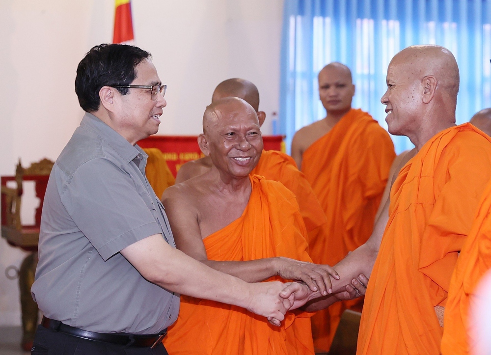 Thủ tướng đến thăm, chúc mừng Hội Đoàn kết sư sãi yêu nước tỉnh Trà Vinh.