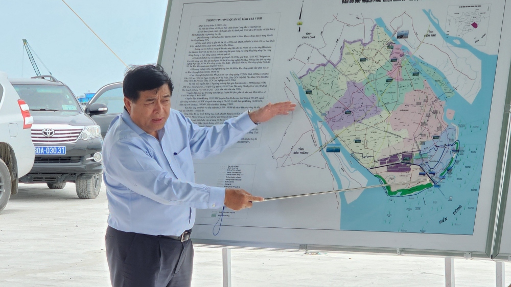 Bộ trưởng kế hoạch Đầu tư Nguyễn Chí Dũng báo cáo Thủ tướng về dự án Bến cảng tổng hợp trong Khu kinh tế Định An.