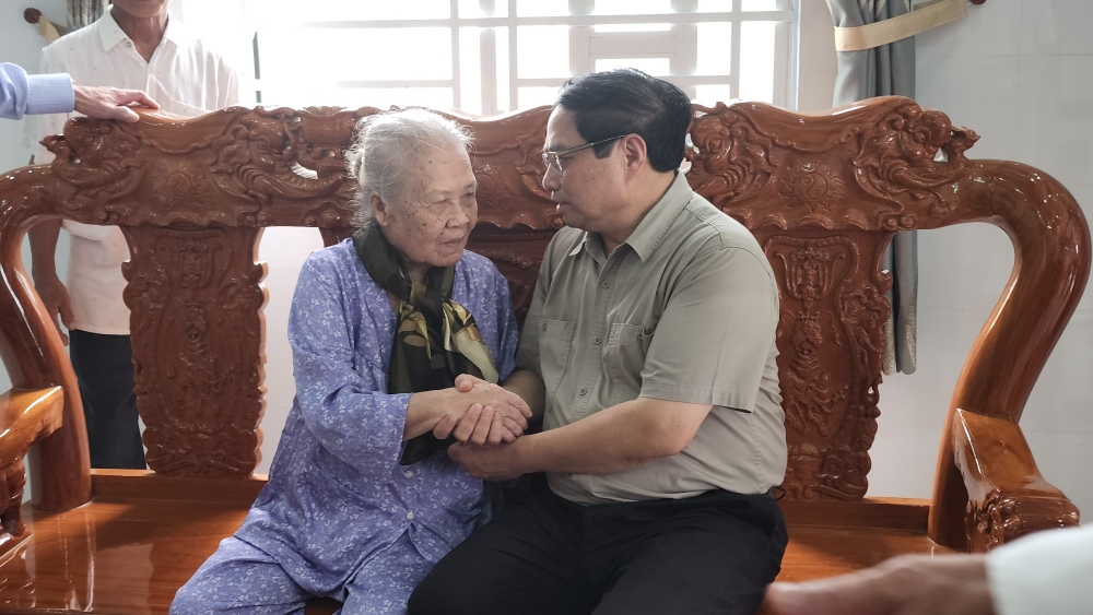 Thủ tướng Chính phủ Phạm Minh Chính đến thăm gia đình chính sách Mẹ Việt Nam Anh hùng Trần Thị Nhựt.