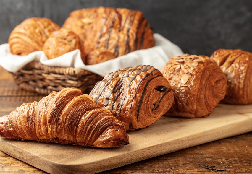 Bánh mì và bánh ngọt: Carbs tinh chế từ bánh mì và bánh ngọt có thể có tác động tiêu cực đến mức testosterone vì hàm lượng đường cao, góp phần làm tăng cân và béo phì. Một số nghiên cứu cho thấy mức testosterone có thể giảm do thường xuyên đi ăn ngoài, khi bạn không thể kiểm soát được lượng carbs mà cơ thể hấp thụ. 