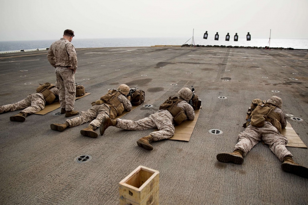 Lực lượng thủy quân lục chiến Mỹ tập bắn trên tàu đổ bộ USS Bataan, ngày 3/7/2017. Ảnh: Thủy quân lục chiến Mỹ