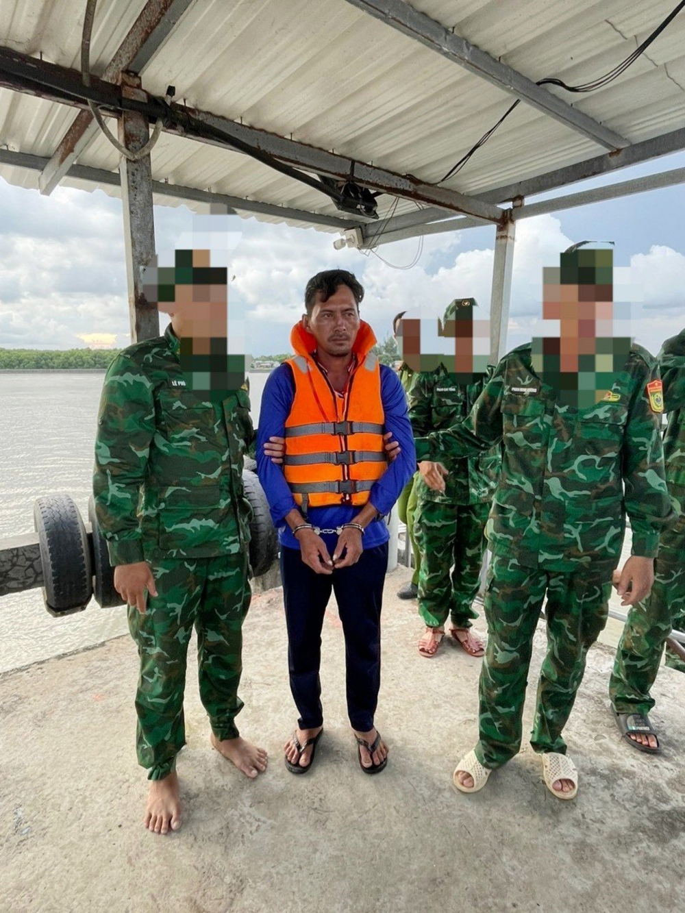 Đối tượng Phan Văn Vắt bị lực lượng chức năng bắt giữ. (Ảnh: Bộ đội Biên phòng Bạc Liêu cung cấp)