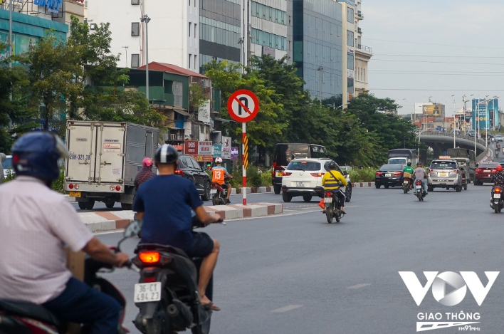 Tại điểm xuống của Vành đai 2 trên cao, các cơ quan chức năng đã đặt biển báo cấm tất cả các phương tiện quay đầu và đã kẻ vạch xương cá, vạch phân làn nét liền.