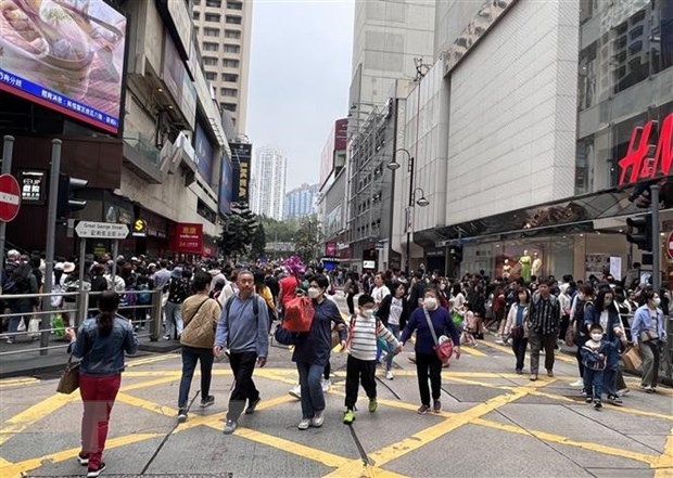 Tourists go shopping at Causeway Bay, Hong Kong. (Photo: VNA)