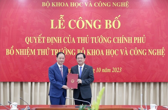 Thừa ủy quyền của Thủ tướng, Bộ trưởng Bộ KH&amp;CN Huỳnh Thành Đạt trao quyết định bổ nhiệm tân Thứ trưởng Bộ KH&amp;CN Trần Hồng Thái - Ảnh: VGP/Hoàng Giang