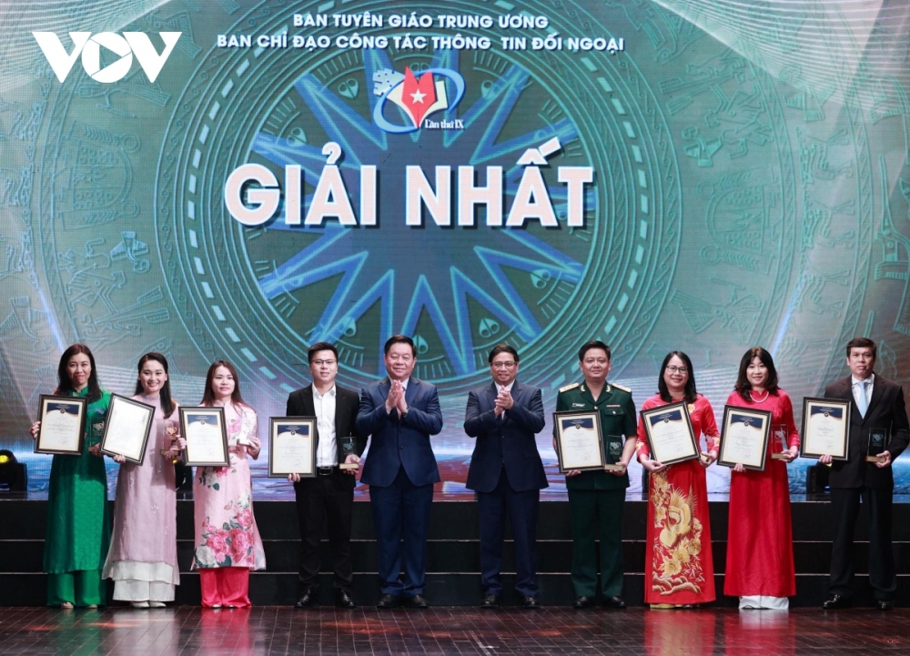Thủ tướng Chính phủ Phạm Minh Chính và Trưởng ban Tuyên giáo Trung ương, Trưởng Ban Chỉ đạo Công tác Thông tin đối ngoại Nguyễn Trọng Nghĩa trao giải cho các tác giả, nhóm tác giả đoạt Giải Nhất.