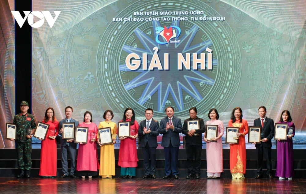 Ông Lê Quốc Minh, Tổng Biên tập Báo Nhân dân, Phó Trưởng Ban Tuyên giáo Trung ương, Chủ tịch Hội Nhà báo Việt Nam và ông Nguyễn Văn Hùng, Bộ trưởng Bộ Văn hóa, Thể thao và Du lịch trao giải thưởng cho các tác giả, nhóm tác giả đoạt Giải Nhì.