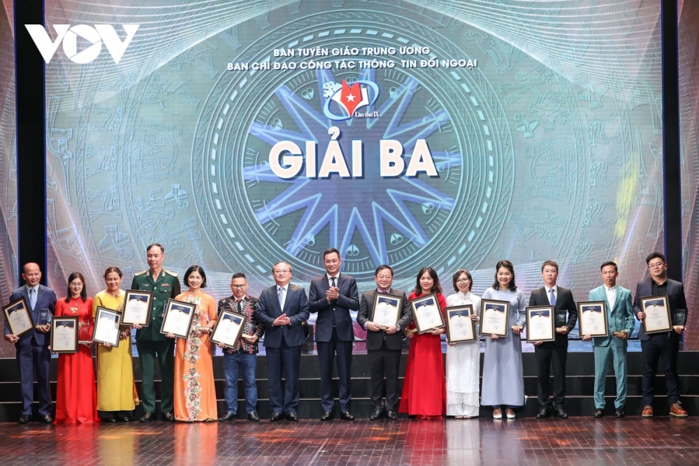Tổng Giám đốc VOV Đỗ Tiến Sỹ và Tổng Giám đốc VTV Lê Ngọc Quang trao giải cho các tác giả, nhóm tác giả đoạt Giải Ba