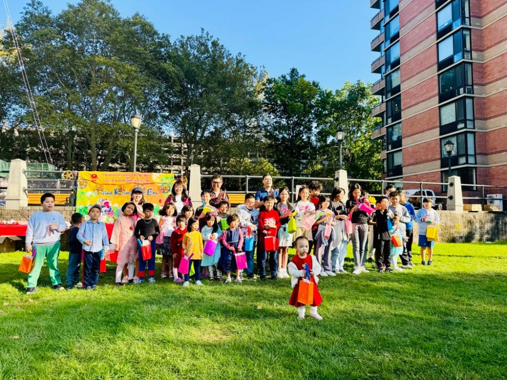 Con em cán bộ, nhân viên Phái đoàn, các cơ quan bên cạnh đang sinh sống và làm việc tại New York vui đón Tết Trung thu.