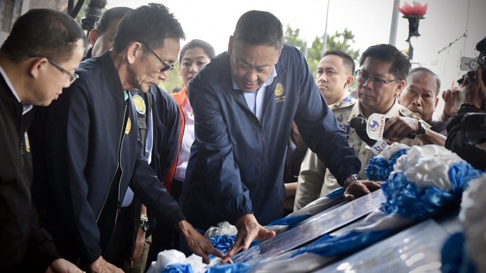 Thủ tướng Thái Lan thị sát tình hình lũ lụt ở tỉnh Ubon Ratchathani - Ảnh Twitter của Thủ tướng Thái Lan