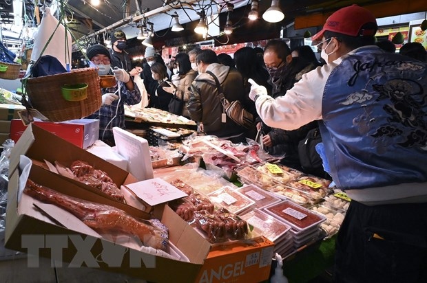 Người dân mua thực phẩm tại Tokyo, Nhật Bản. (Ảnh: AFP/TTXVN)