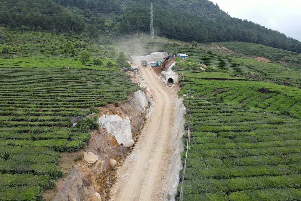 Tuyến đường sản xuất của người dân và cũng là tuyến đường phục vụ công trình dự án thủy điện Nậm Be 2