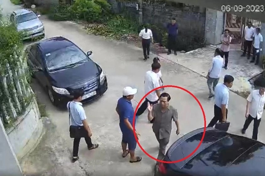 Ông Nguyễn Tiến Dũng (áo nâu, giơ tay phải) liên tục có thái độ không chuẩn mực, xưng "mày, tao" với người dân khi làm nhiệm vụ tại huyện Nho Quan (Ảnh: Cắt từ clip)