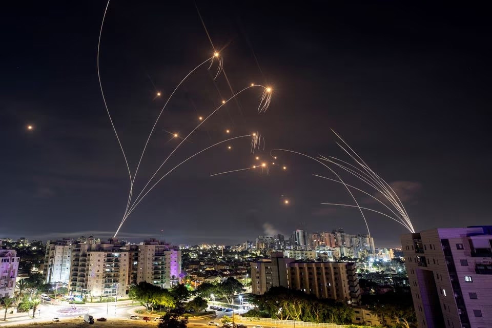 Hệ thống Vòm Sắt của Israel đánh chặn rocket phóng từ Dải Gaza ngày 8/10/2023. Ảnh: Reuter