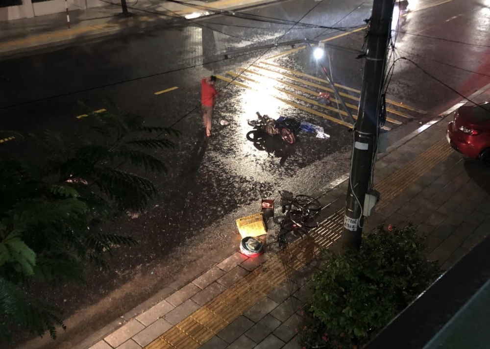 Vụ tai nạn khiến người điều khiển xe máy và xe đạp bị thương.