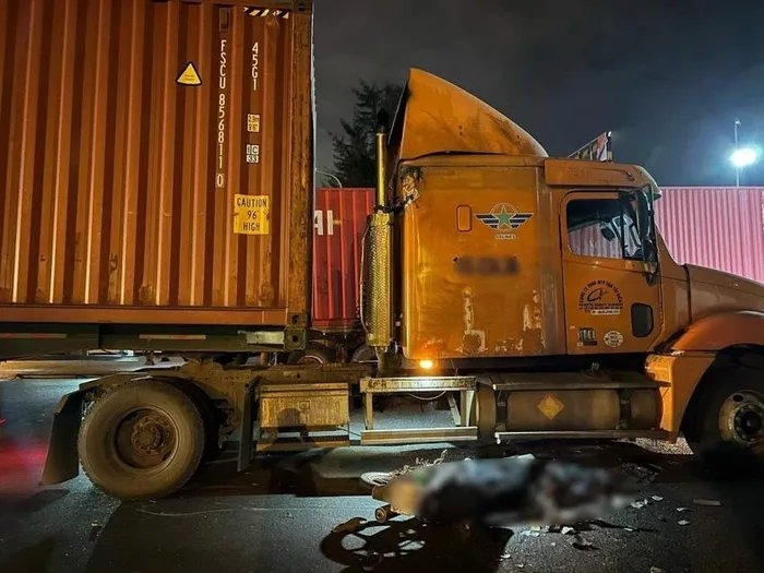 Vụ tai nạn xảy ra tối 11/10 trên QL5 đoạn qua quận Hải An, TP Hải Phòng, khiến 1 người tử vong, 2 người bị thương.