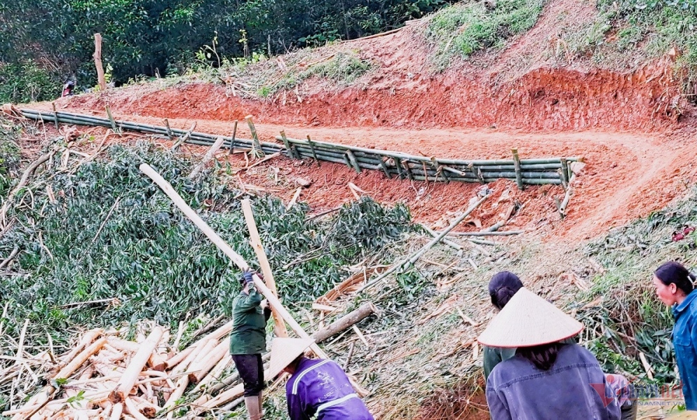 Trước thực trạng trên, UBND xã Châu Hạnh đã khảo sát, mở một con đường tạm với chiều dài gần 100 mét, chiều rộng khoảng 2 mét đủ cho xe máy, người dân đi lại.