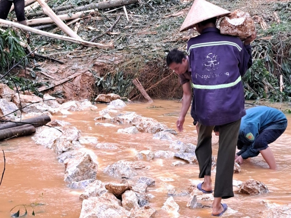 Huyện Quỳ Châu là địa phương chịu ảnh hưởng nặng nề của mưa lớn trong những ngày qua. Các xã Châu Tiến, Châu Thắng, thị trấn Tân Lạc, Châu Hạnh, Châu Bình, Châu Hội... bị thiệt hại nặng nề về tài sản.