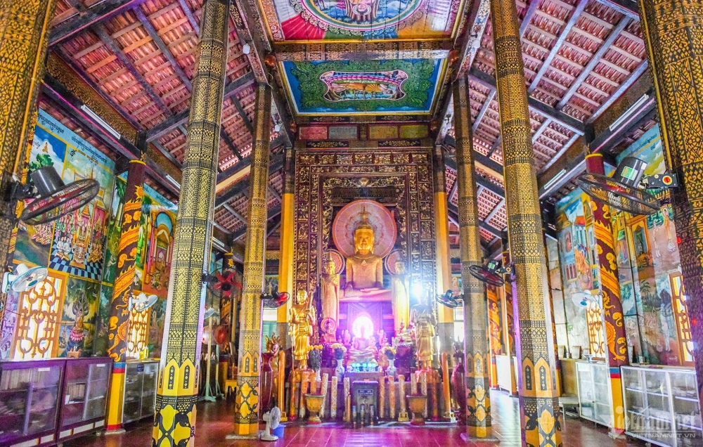 Trong ngôi chính điện có 12 trụ cột bằng gỗ quý được trang trí hình rồng, sơn son thếp vàng.