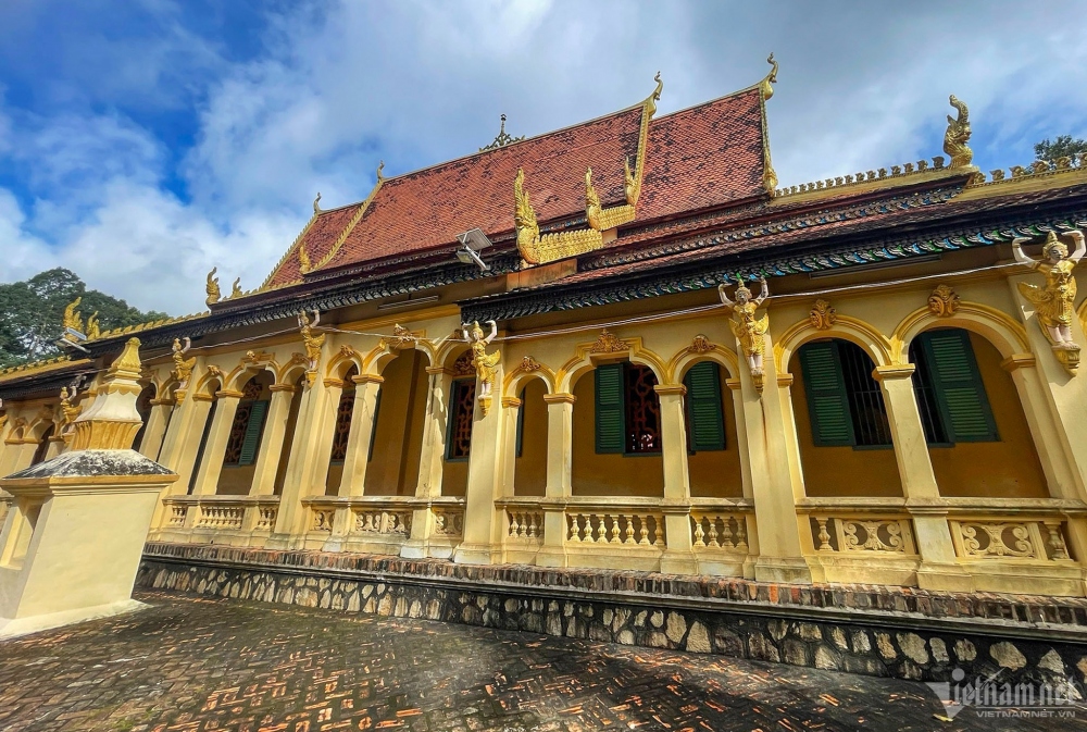 Phần mái chính điện có cấu tạo độc đáo bằng khung gỗ với 3 cấp mái ngói, trong đó 2 mái trên cùng khá cao và dốc. Các diềm mái trang trí hình rồng thân nằm dài, vảy rồng uốn cong.