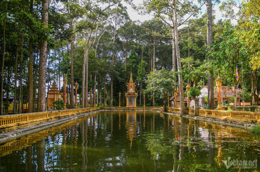 Hồ nước lớn xung quanh rợp bóng cây xanh cổ thụ và những tòa tháp sơn son thiếp vàng. Năm 1994, chùa Âng được công nhận là Di tích Lịch sử - Văn hóa cấp quốc gia, loại hình kiến trúc nghệ thuật.