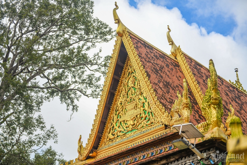 Các khu tăng xá, trai đường, phía hành lang ngôi chính điện… được chạm trổ tinh xảo.