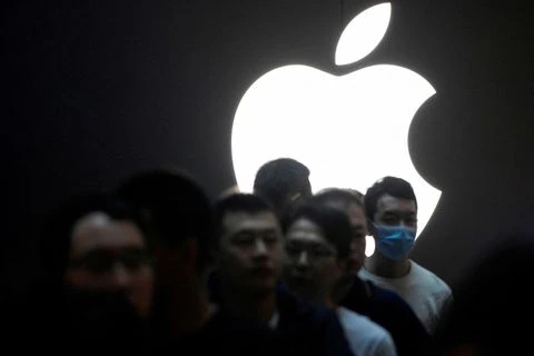 Khách hàng Trung Quốc xếp hàng chờ mua iPhone 15 vào ngày 22/9 (Ảnh: Reuters)
