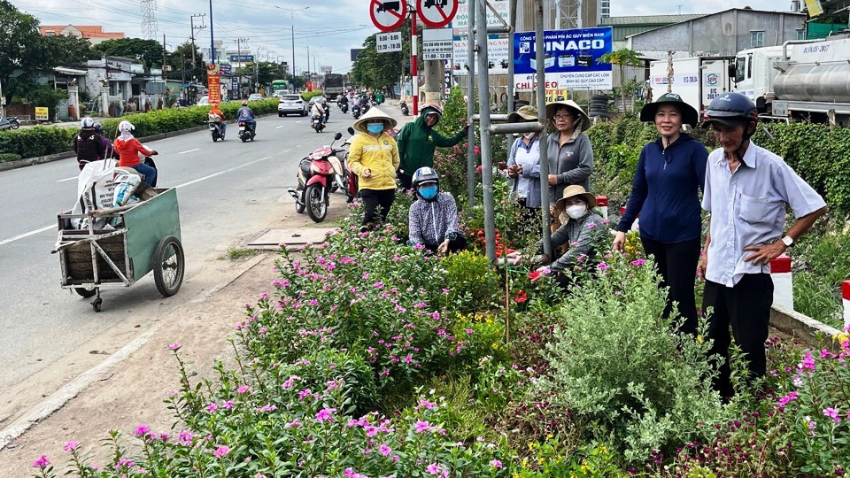 Cộng đồng dân cư khu phố Tây, phường Vĩnh Phú, TP. Thuận An "biến" bãi rác thành vườn hoa (Ảnh: ĐC)