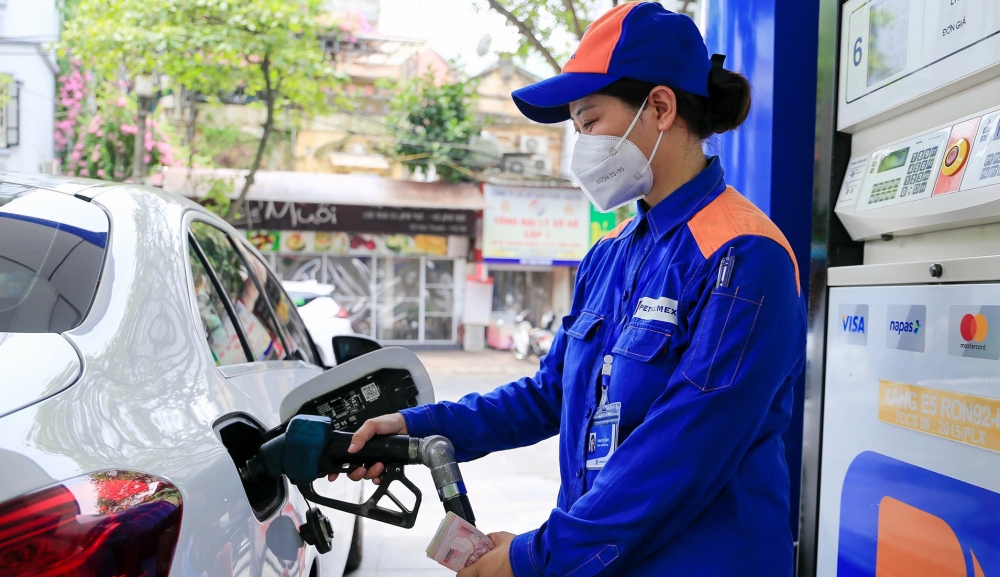 Giá xăng trong nước được dự báo giảm mạnh vào ngày mai (Ảnh: Tuấn Anh)