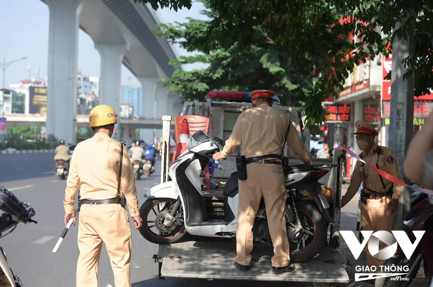 Thiếu tá Nguyễn Duy Tú, cán bộ đội CSGT số 4, phòng CSGT, Công an TP. Hà Nội cho biết: “Đối với những người tham gia giao thông điều khiển xe moto đi vào đường cao tốc và đường cấm thường có thái độ chống đối lực lượng chức năng như có hành vi bỏ chạy hoặc quay đầu gây nguy hiểm cho chính bản thân, cho người tham gia giao thông đó cũng như những người điều khiển phương tiện khác. Đối với những hành vi vi phạm này chúng tôi sẽ tuyên truyền để cho người ta nâng cao ý thức chấp hành, để người dân tự ý thức được hành vi đó gây nguy hiểm cho chính người tham gia giao thông trên đường và người khác”.