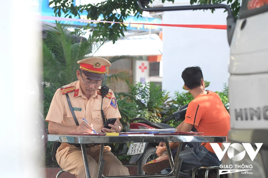Nhiều trường hợp vi phạm cũng cho biết, do lần đầu đi nên không để ý biển cấm xe máy. Khi đi đến đường vành đai 2 trên cao mới thấy nhiều ô tô chạy tốc độ cao, thế nhưng phải đi hết đường mới có thể xuống được đường phía dưới dành cho xe máy.