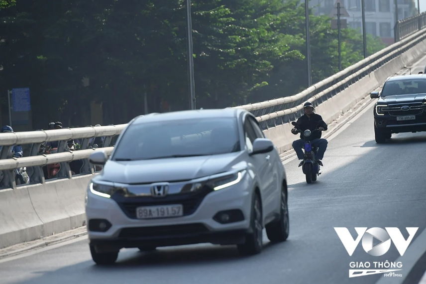 Trong số các trường hợp vi phạm, có nhiều người điều khiển xe máy điện đi trên vành đai 2 trên cao, giữa dòng xe ô tô đi với vận tốc 80km/h.