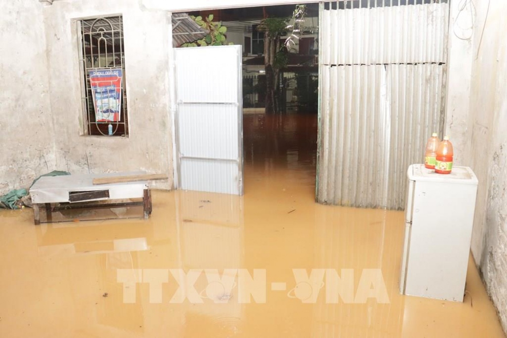 Nhiều nhà dân trên đường Kim Đồng, thuộc phường Minh Tân, thành phố Yên Bái bị nước mưa tràn vào nhà. Ảnh: Việt Dũng - TTXVN